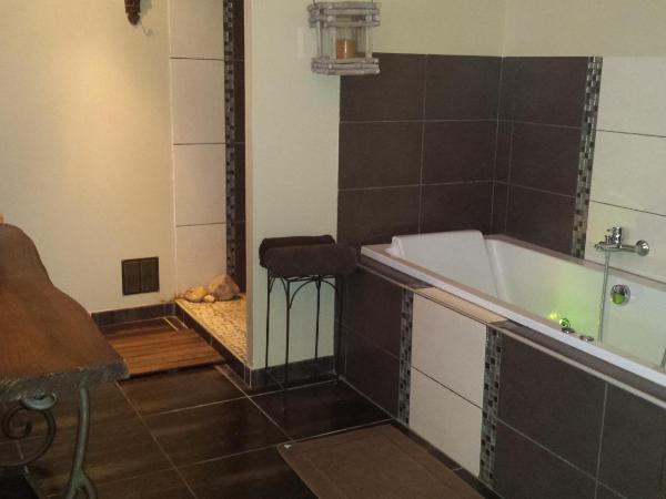 chambres d hotes ,hotel ,Secret d'une Nuit a vicq prės de valenciennes,onnaing,saint saulve avec piscine : photo 5 de la chambre chambre double avec douche et baignoire spa