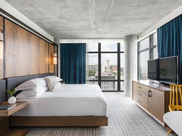 Kimpton Aertson Hotel, an IHG Hotel : photo 1 de la chambre chambre lit king-size avec douche accessible en fauteuil roulant - adaptée aux personnes à mobilité réduite