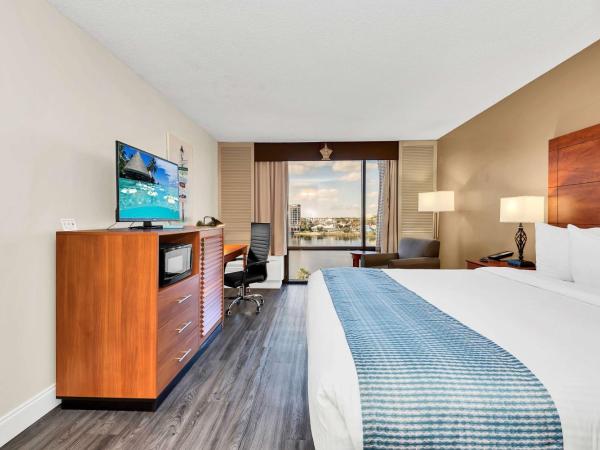 Best Western Orlando Gateway Hotel : photo 1 de la chambre premium room 1 king bed with a waterview