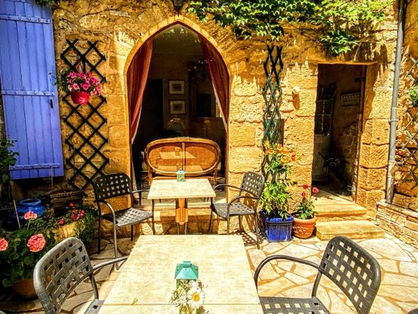 La Lanterne Chambres d'Hotes : photo 1 de la chambre chambre lit king-size - vue sur jardin