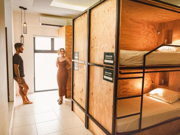 Nomads Hotel, Hostel & Rooftop Pool Cancun : photo 3 de la chambre lit dans dortoir mixte de 8 lits 