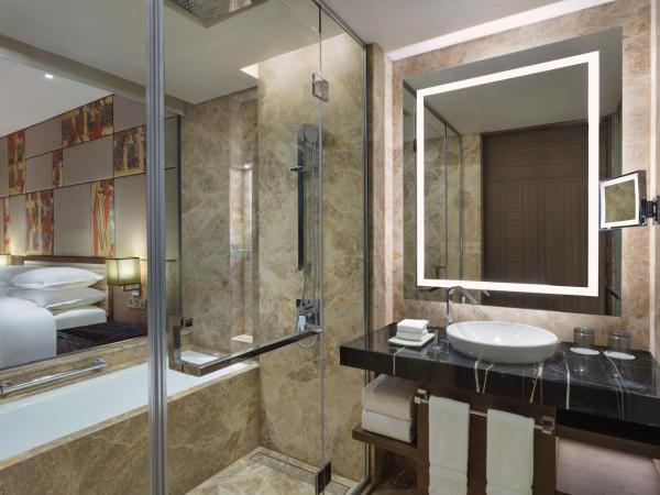 Sheraton Grand Bengaluru Whitefield Hotel & Convention Center : photo 3 de la chambre chambre lit king-size avec vue sur la piscine