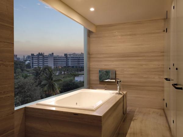 Sheraton Grand Bengaluru Whitefield Hotel & Convention Center : photo 1 de la chambre junior kitchenette suite with club lounge access