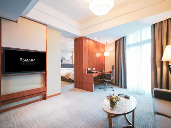 Ramada Plaza Shanghai Pudong Airport - A journey starts at the PVG Airport : photo 1 de la chambre suite lit king-size – non-fumeurs