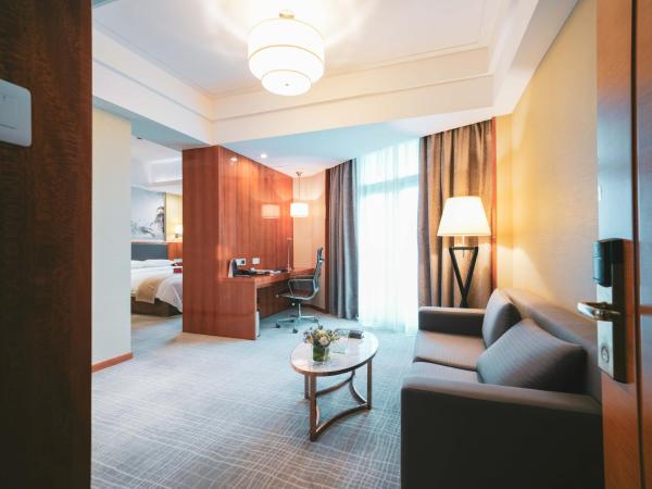 Ramada Plaza Shanghai Pudong Airport - A journey starts at the PVG Airport : photo 3 de la chambre suite lit king-size – non-fumeurs