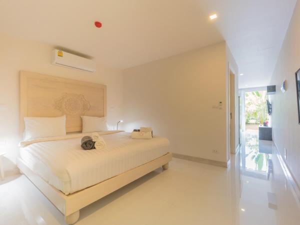 Hill Side Karon Kata Beach Condo : photo 9 de la chambre appartement - vue sur piscine 