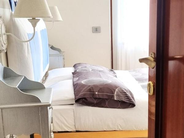 Stay Bergamo : photo 1 de la chambre chambre quadruple avec salle de bains privative séparée