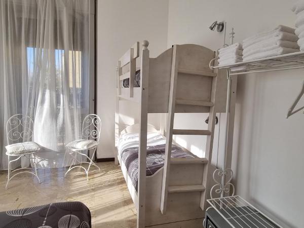 Stay Bergamo : photo 6 de la chambre chambre quadruple avec salle de bains privative séparée