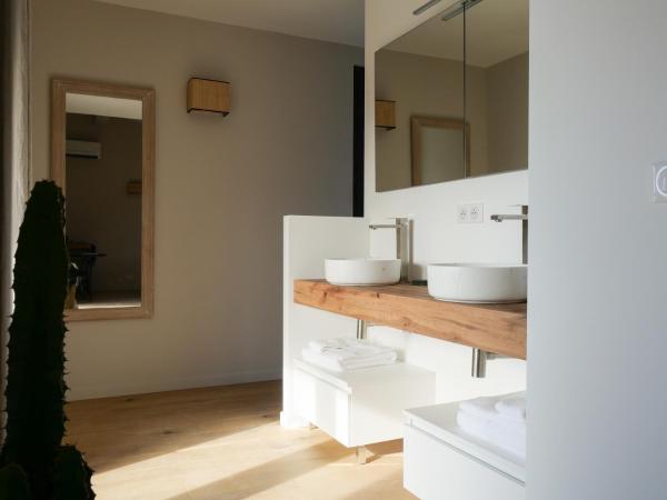 Maison d'Hôtes L'Espigoulié : photo 5 de la chambre chambre double deluxe - vue sur mer
