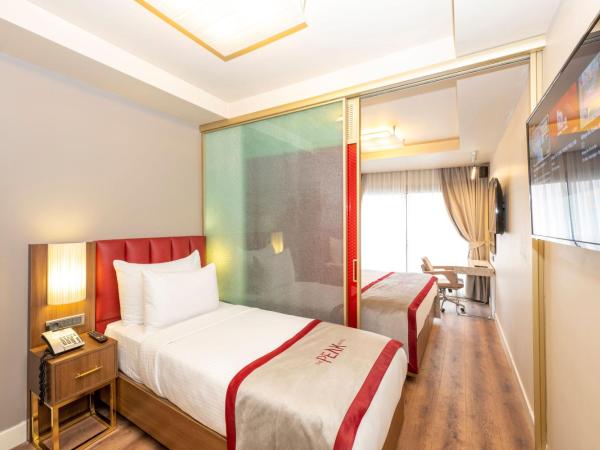 Ramada By Wyndham Istanbul Pera Taksim : photo 2 de la chambre chambre familiale