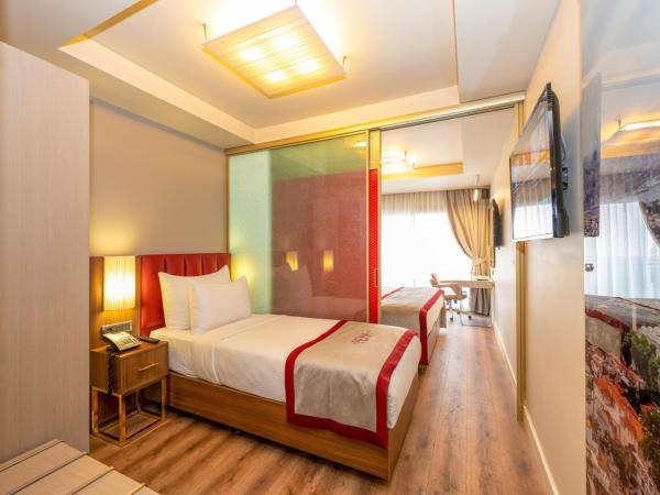 Ramada By Wyndham Istanbul Pera Taksim : photo 1 de la chambre chambre familiale