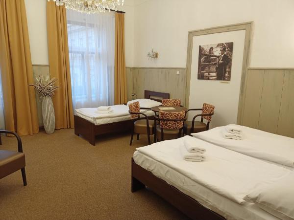 Old Prague House : photo 9 de la chambre chambre quadruple avec salle de bains privative séparée