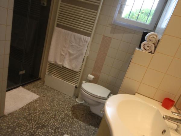Chambres d'Hôtes LA PASTOURELLE Royan centre : photo 6 de la chambre chambre double confort avec salle de bains privative