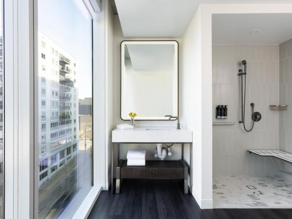 Hyatt Centric Congress Avenue Austin : photo 4 de la chambre chambre lit king-size pour personnes à mobilité réduite avec douche accessible aux personnes à mobilité réduite