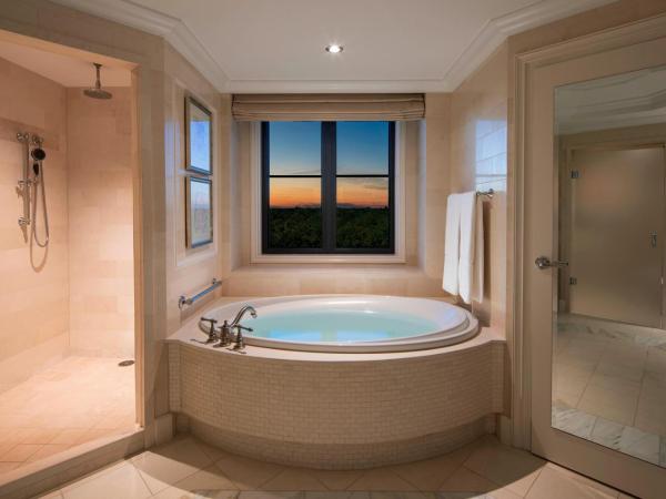 The St. Regis Atlanta : photo 2 de la chambre corner st. regis suite, suite, corner room, balcony