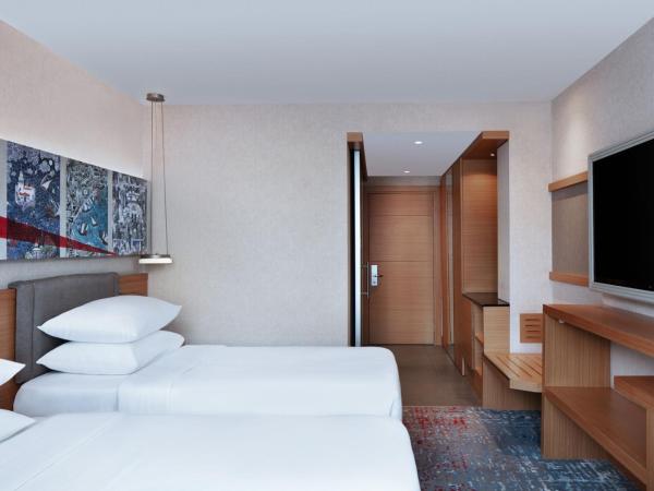 Delta Hotels by Marriott Istanbul Levent : photo 6 de la chambre chambre lits jumeaux supérieure - vue sur ville