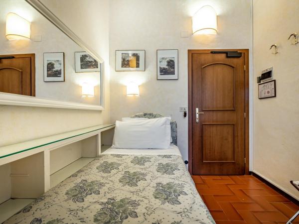 Hotel Alessandra : photo 6 de la chambre chambre simple avec salle de bains extérieure privative