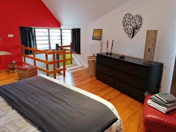 Chambre d'hôte Les Volets Bleus : photo 2 de la chambre chambre supérieure lit queen-size