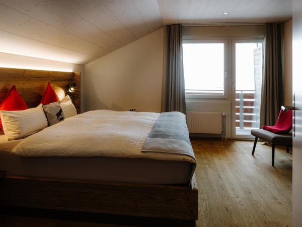 Berg- & Naturhotel Engstligenalp : photo 1 de la chambre suite avec balcon