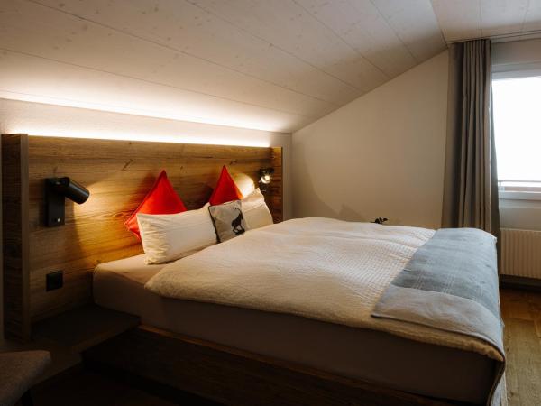 Berg- & Naturhotel Engstligenalp : photo 9 de la chambre suite avec balcon