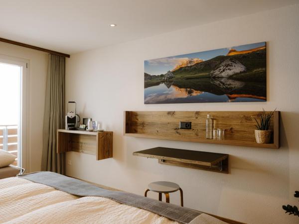 Berg- & Naturhotel Engstligenalp : photo 5 de la chambre chambre double avec balcon (3 adultes)