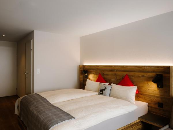 Berg- & Naturhotel Engstligenalp : photo 3 de la chambre chambre double avec balcon (3 adultes)