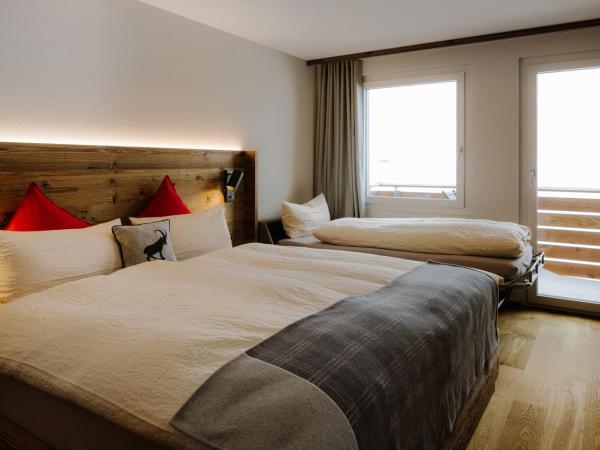 Berg- & Naturhotel Engstligenalp : photo 1 de la chambre chambre double avec balcon (3 adultes)