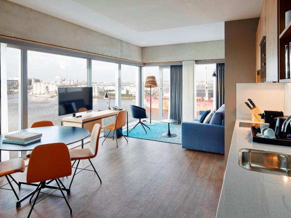 Residence Inn by Marriott Amsterdam Houthavens : photo 2 de la chambre suite 1 chambre lit king-size - vue sur port