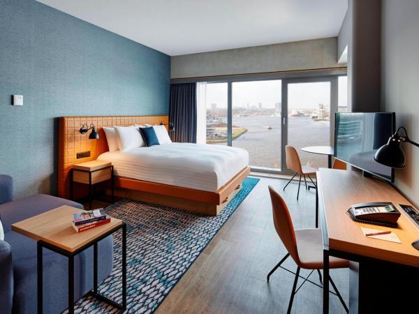 Residence Inn by Marriott Amsterdam Houthavens : photo 1 de la chambre studio lit queen-size - vue sur port