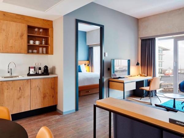 Residence Inn by Marriott Amsterdam Houthavens : photo 4 de la chambre suite 1 chambre lit king-size - vue sur port