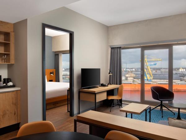 Residence Inn by Marriott Amsterdam Houthavens : photo 7 de la chambre suite 1 chambre lit king-size - vue sur port
