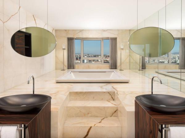 Sheraton Lisboa Hotel & Spa : photo 10 de la chambre suite présidentielle avec lit king-size et accès au salon club - vue sur les toits