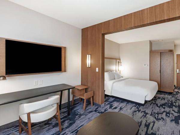 Fairfield Inn & Suites Houston Memorial City Area : photo 6 de la chambre suite lit king-size exécutive avec canapé-lit