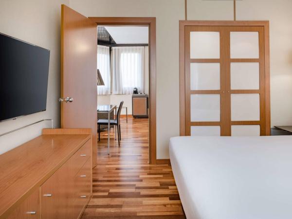 AC Hotel Genova by Marriott : photo 3 de la chambre chambre familiale avec lit king-size et canapé-lit