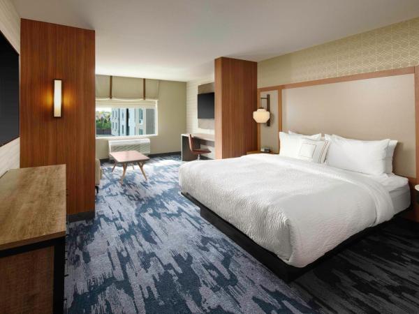 Fairfield Inn & Suites By Marriott Louisville Northeast : photo 2 de la chambre suite lit king-size exécutive avec canapé-lit