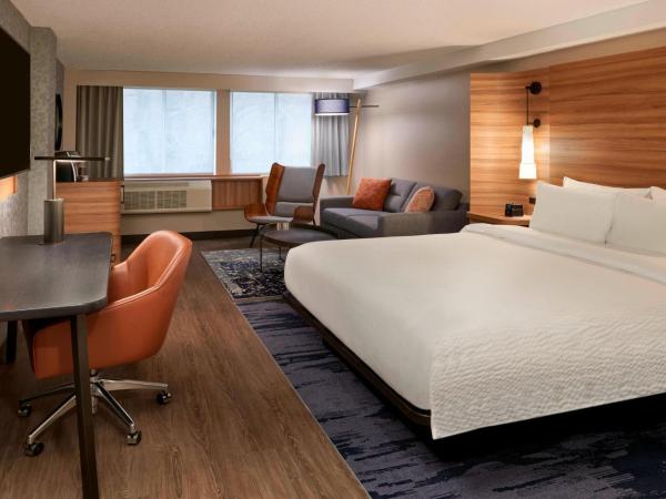 Fairfield Inn by Marriott Montreal Downtown : photo 1 de la chambre suite lit king-size et canapé-lit