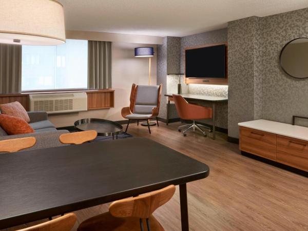 Fairfield Inn by Marriott Montreal Downtown : photo 3 de la chambre suite 1 chambre avec 1 lit king-size et canapé-lit