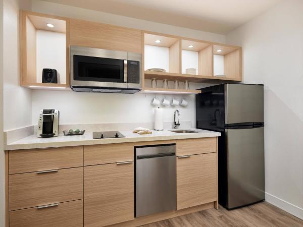 TownePlace Suites by Marriott Tampa Casino Area : photo 2 de la chambre studio avec lit king-size et canapé-lit