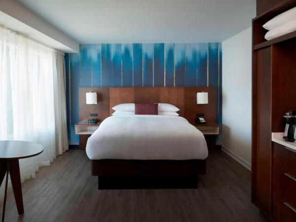 Toronto Marriott City Centre Hotel : photo 1 de la chambre chambre lit queen-size avec accès au salon concierge - vue sur ville