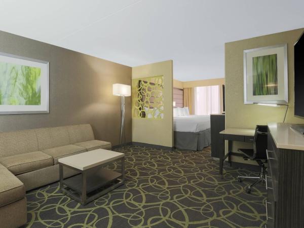 SpringHill Suites by Marriott Oklahoma City Quail Springs : photo 1 de la chambre large executive suite with two double beds and sofa bed