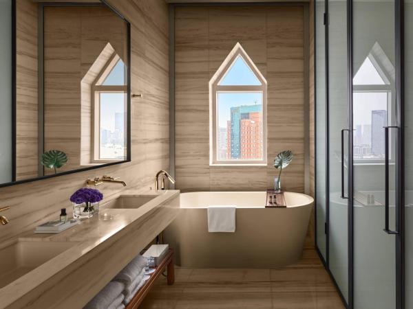 The Shanghai EDITION : photo 4 de la chambre loft 1 lit king-size - vue sur ville