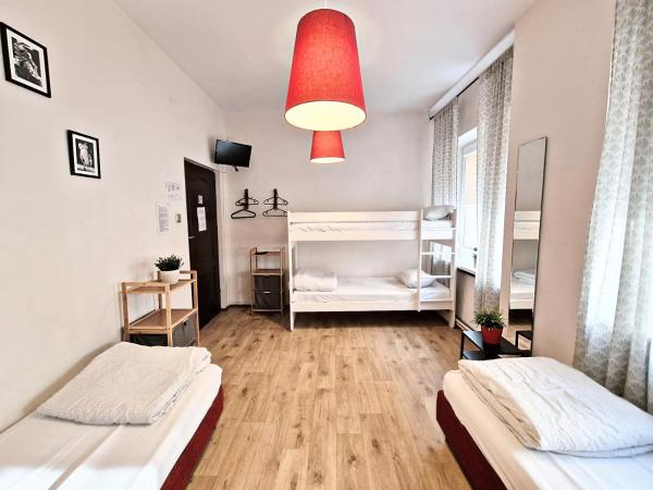 Hostel Helvetia - PRIVATE ROOMS in CITY CENTER and OLD TOWN : photo 8 de la chambre chambre lits jumeaux avec lit d’appoint - 301