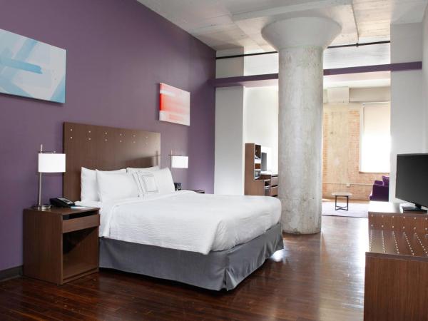 Fairfield Inn & Suites by Marriott Dallas Downtown : photo 4 de la chambre suite lit king-size exécutive avec canapé-lit