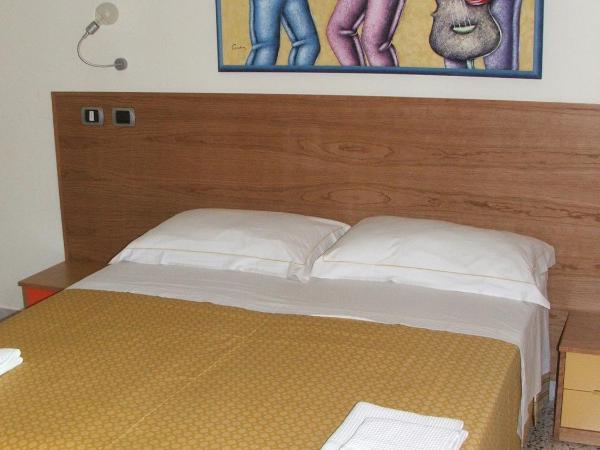 Piccolo Principe Salerno B&B : photo 9 de la chambre chambre triple avec salle de bains commune