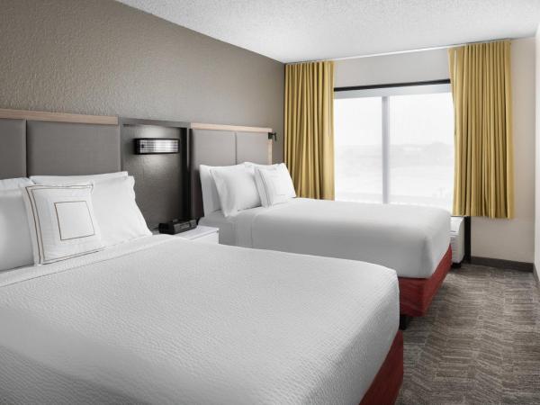 SpringHill Suites Houston Hobby Airport : photo 2 de la chambre suite double avec 2 lits doubles et canapé-lit