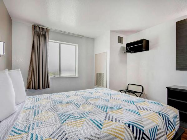 Motel 6-San Antonio, TX - Sea World North : photo 1 de la chambre chambre lit queen-size accessible aux personnes à mobilité réduite – non-fumeurs