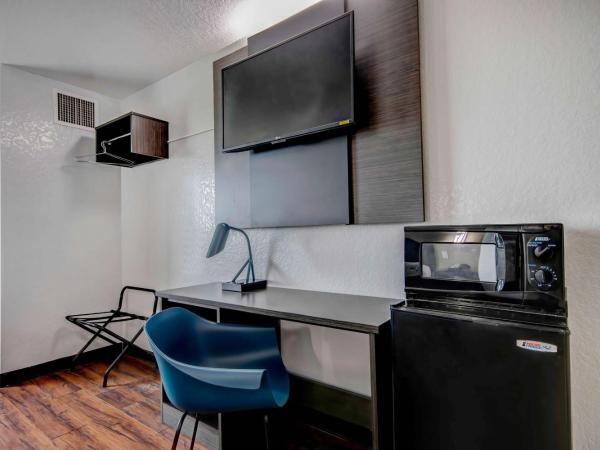 Motel 6-San Antonio, TX - Sea World North : photo 3 de la chambre chambre lit queen-size accessible aux personnes à mobilité réduite – non-fumeurs