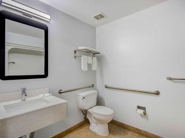 Motel 6-San Antonio, TX - Sea World North : photo 5 de la chambre chambre lit queen-size accessible aux personnes à mobilité réduite – non-fumeurs