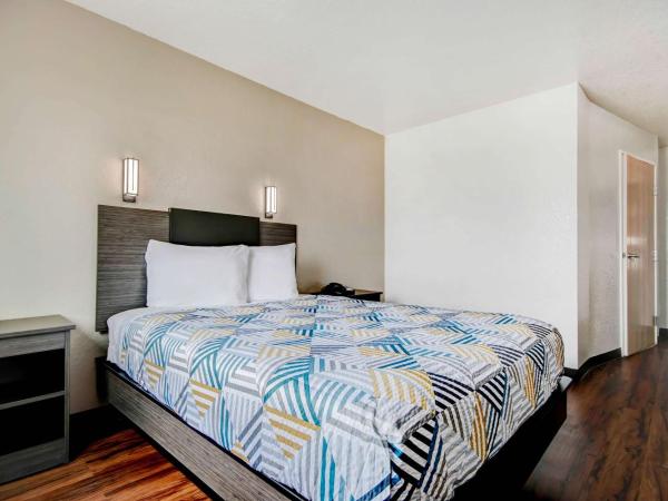 Motel 6-San Antonio, TX - Sea World North : photo 1 de la chambre chambre lit queen-size deluxe - non-fumeurs