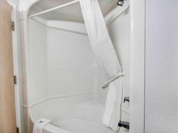 Motel 6-San Antonio, TX - Sea World North : photo 6 de la chambre chambre lit queen-size deluxe - non-fumeurs